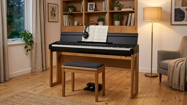 Setup de estudio de piano digital con 88 teclas y auriculares