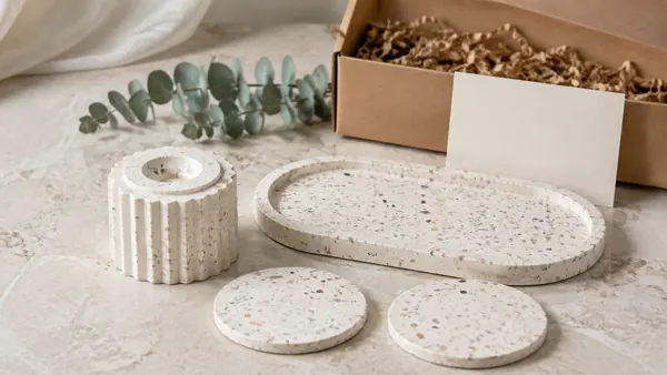 Colección de piezas decorativas de resina y concreto con su empaque